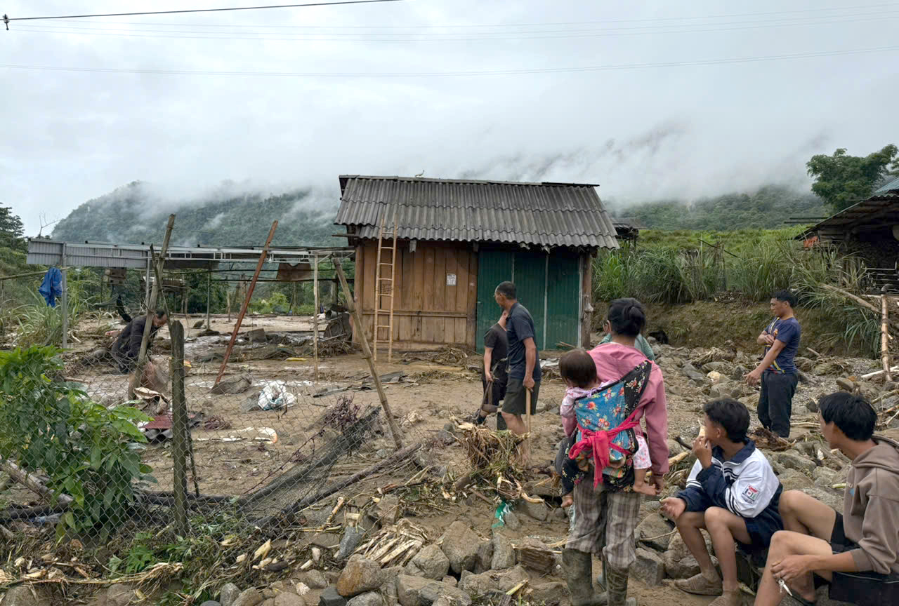 Lũ quét tràn về trong đêm khiến 14 căn nhà của người dân huyện Tương Dương bị hư hỏng, cuốn trôi - Ảnh: Khánh Trung