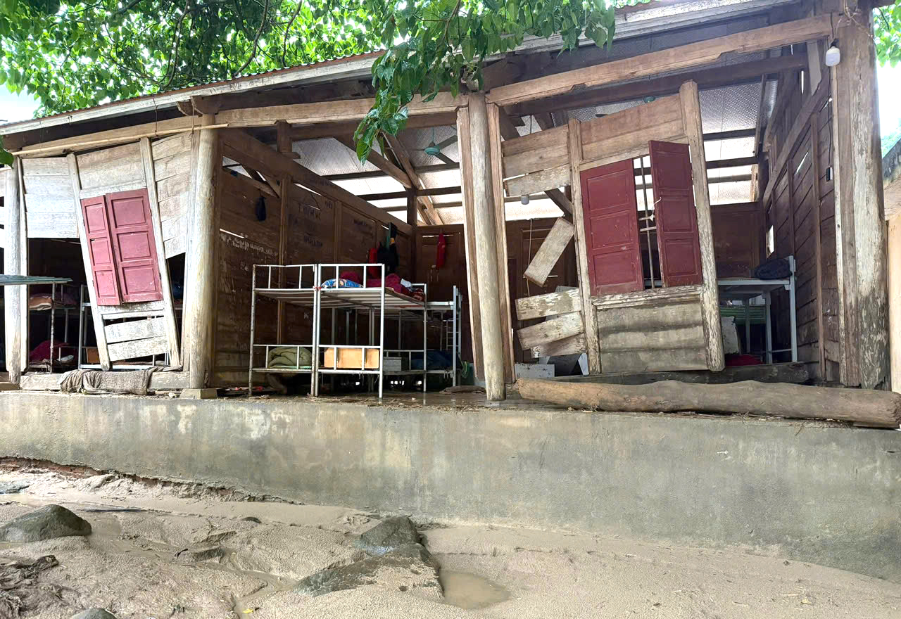 Ký túc xã Trường phổ thông dân tộc bán trú THCS xã Hữu Khuông bị thiệt hại nặng sau lũ - Ảnh: Hoàng Anh