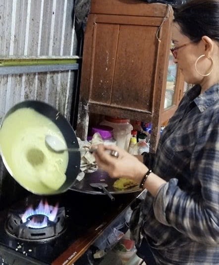 Mùng 5 tháng Năm là gia đình tôi đổ bánh xèo. Ảnh Thùy Dương