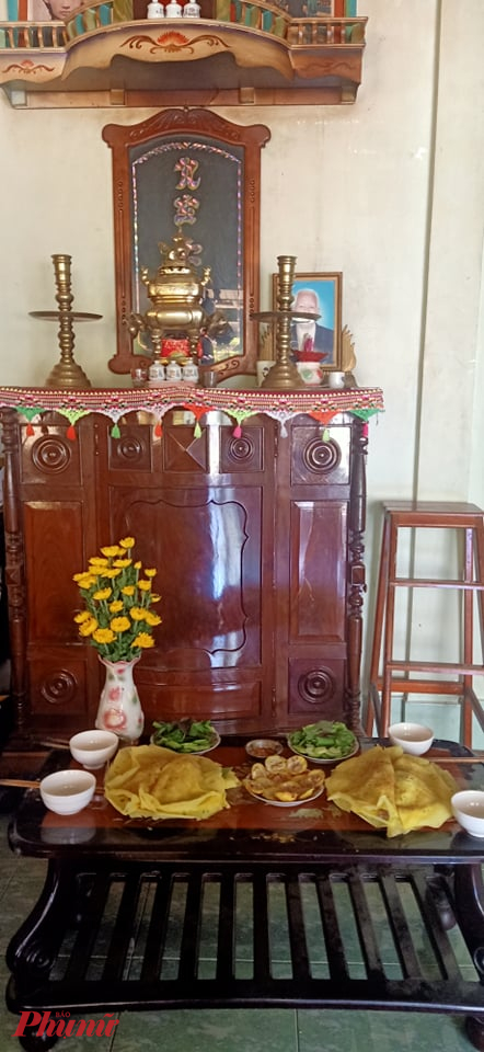 Bánh xèo, bánh khọt là món gia đình tôi dâng cúng tổ tiên. Ảnh Thùy Dương 