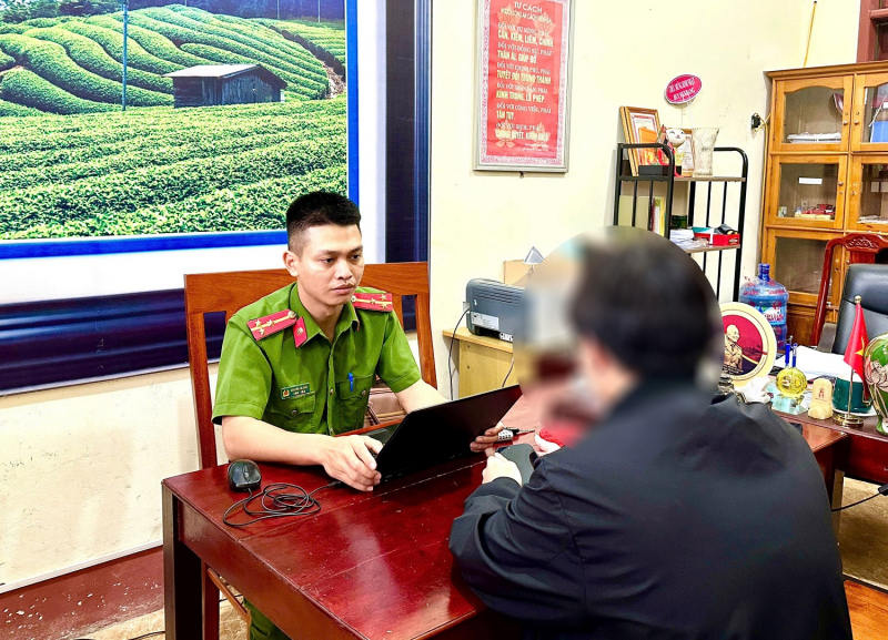 Công an thị trấn Phố Châu giải thích các kiểu lừa đảo trên không gian mạng cho H. - Ảnh công an cung cấp