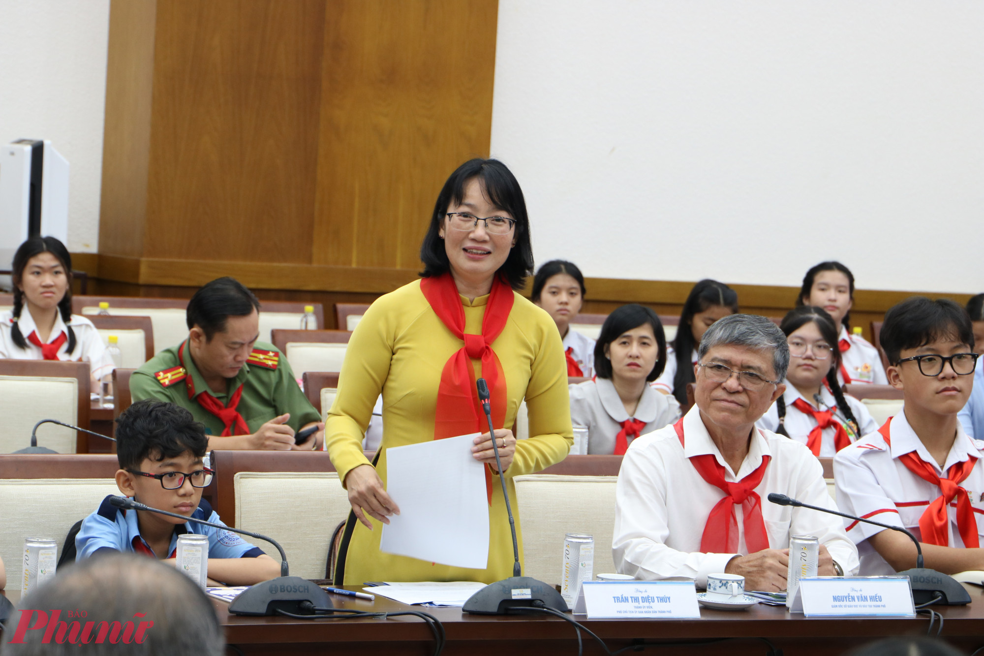 Phó Chủ tịch UBND TPHCM Trần Thị Diệu Thúy xúc động khi nghe trẻ em nói lên các vấn đề thời sự, từ đó yêu cầu các sở ngành hành động cụ thể - Ảnh: Thanh Tâm