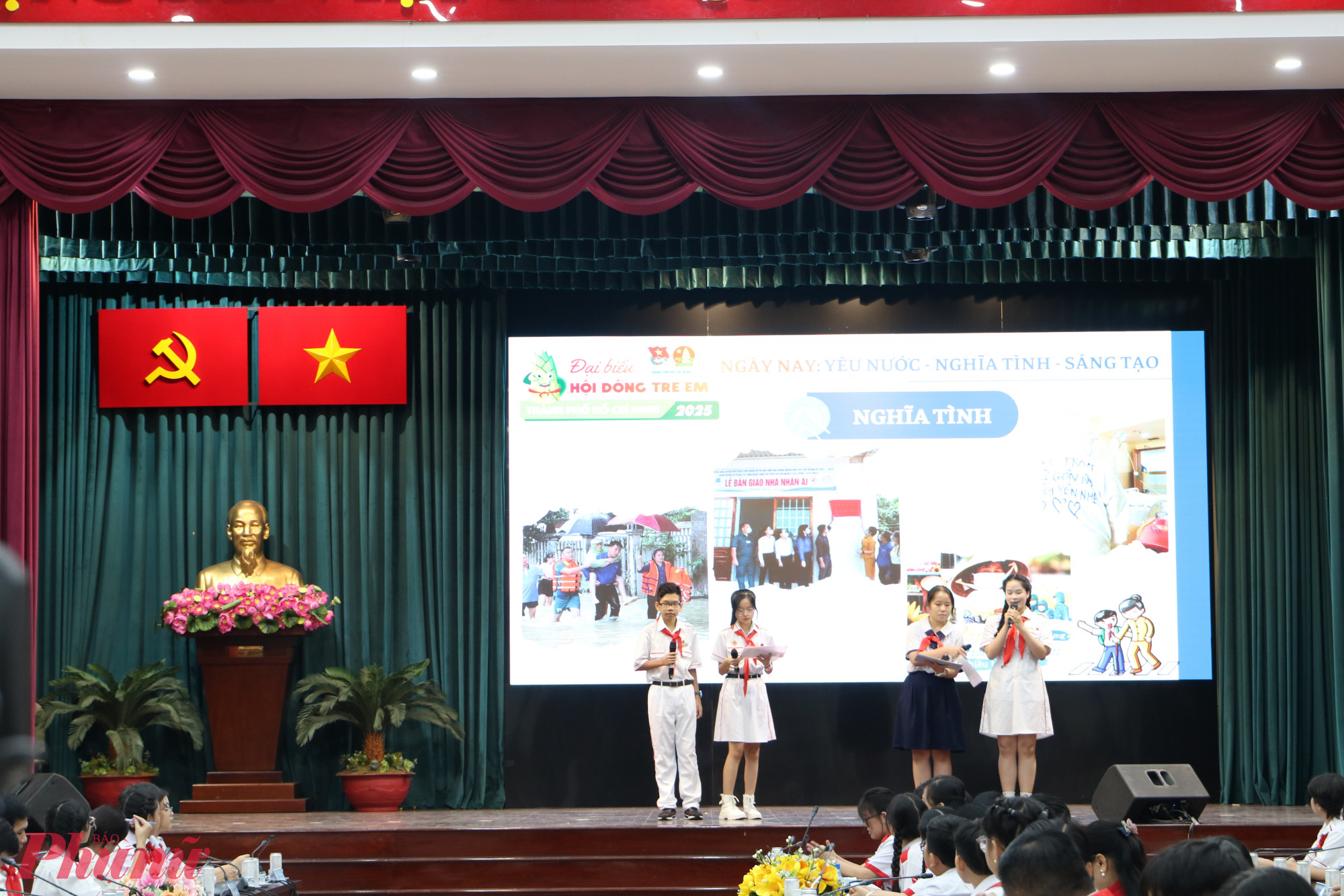 Các đại biểu thiếu nhi TPHCM nêu ý kiến tại Chương trình “Lãnh đạo Thành phố gặp gỡ, lắng nghe thiếu nhi” - Ảnh: Thanh Tâm