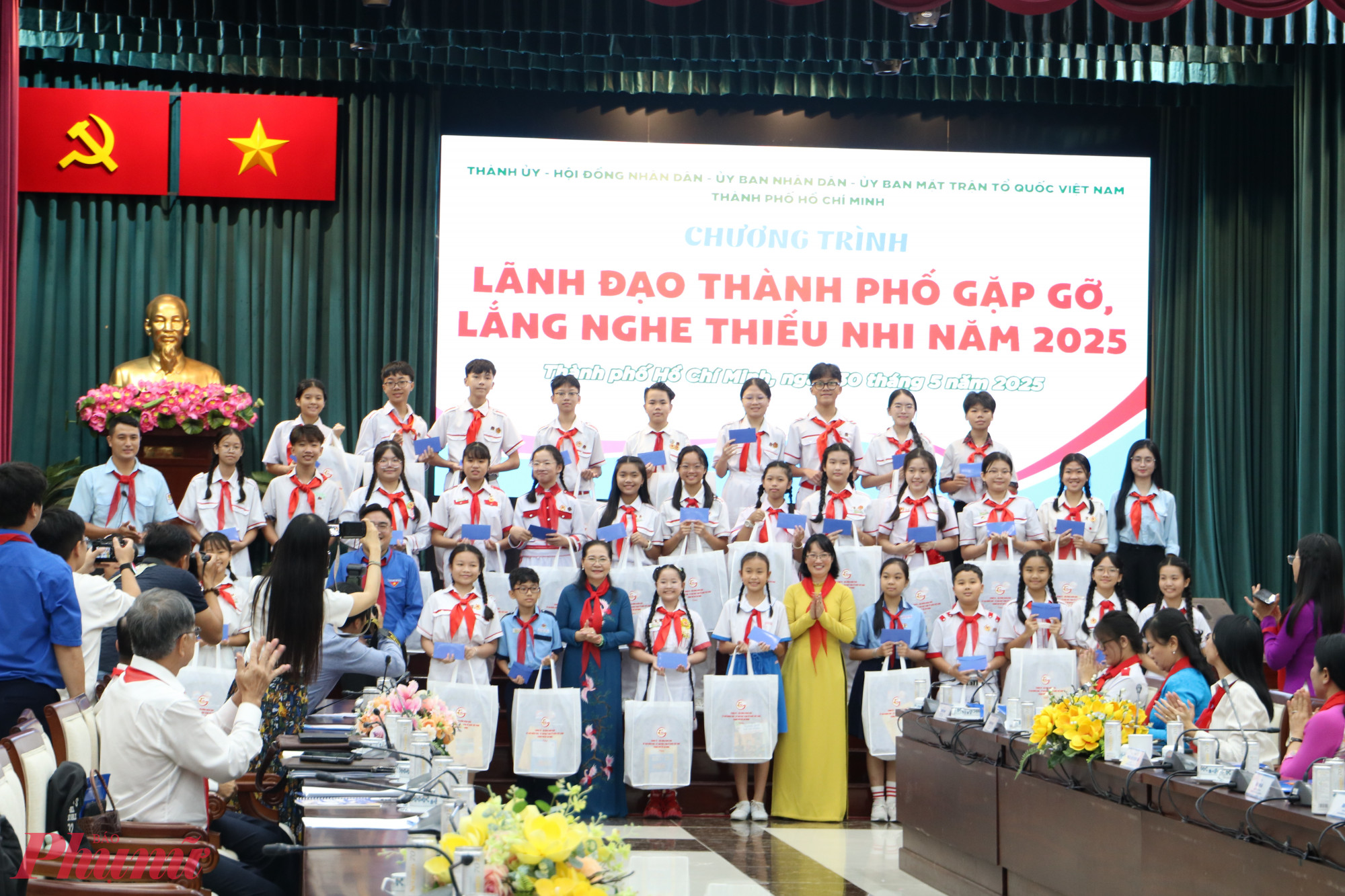 Lãnh đạo TPHCM tặng quà cho 150 đại biểu thiếu nhi tại chương trình - Ảnh: Thanh Tâm
