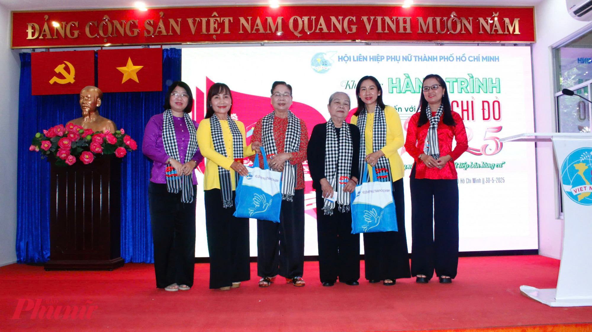  Lãnh đạo  Hội LHPN TPHCM trao quà tri ân các nhân chứng lịch sử tham gia hành trình