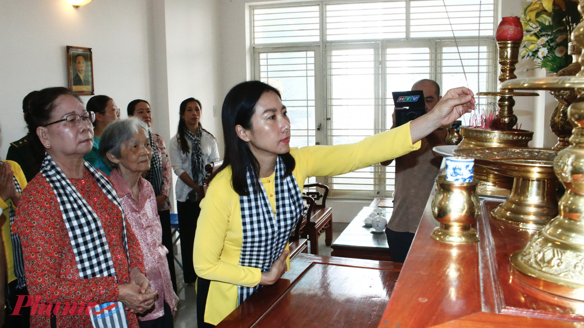 Tại mỗi địa chỉ đỏ, đoàn đến tham quan và nghe thuyết trình về ý nghĩa lịch sử, tổ chức dâng hương, dâng hoa.