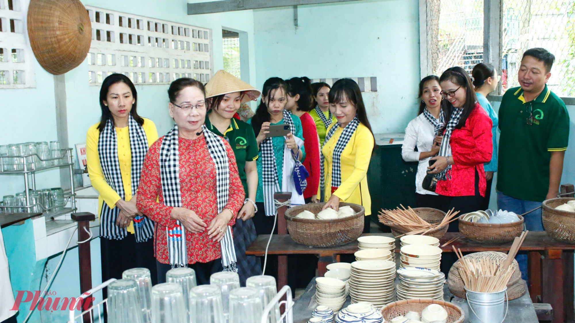 Bà Vũ Minh Nghĩa (bí danh Chính Nghĩa)– Nữ chiến sĩ Biệt động Sài Gòn – đã trực tiếp thuyết minh, giới thiệu đến các cán bộ phụ nữ trẻ về di tích lịch sử Quán Nhan Hương. Bà chia sẻ: nơi đây từng là cơ sở bí mật quan trọng, vừa là chỗ ẩn náu an toàn cho cán bộ Quân khu và lực lượng Biệt động, vừa là điểm gặp gỡ giữa các lãnh đạo và chiến sĩ để truyền đạt chỉ đạo, khích lệ tinh thần trước những trận đánh lớn.