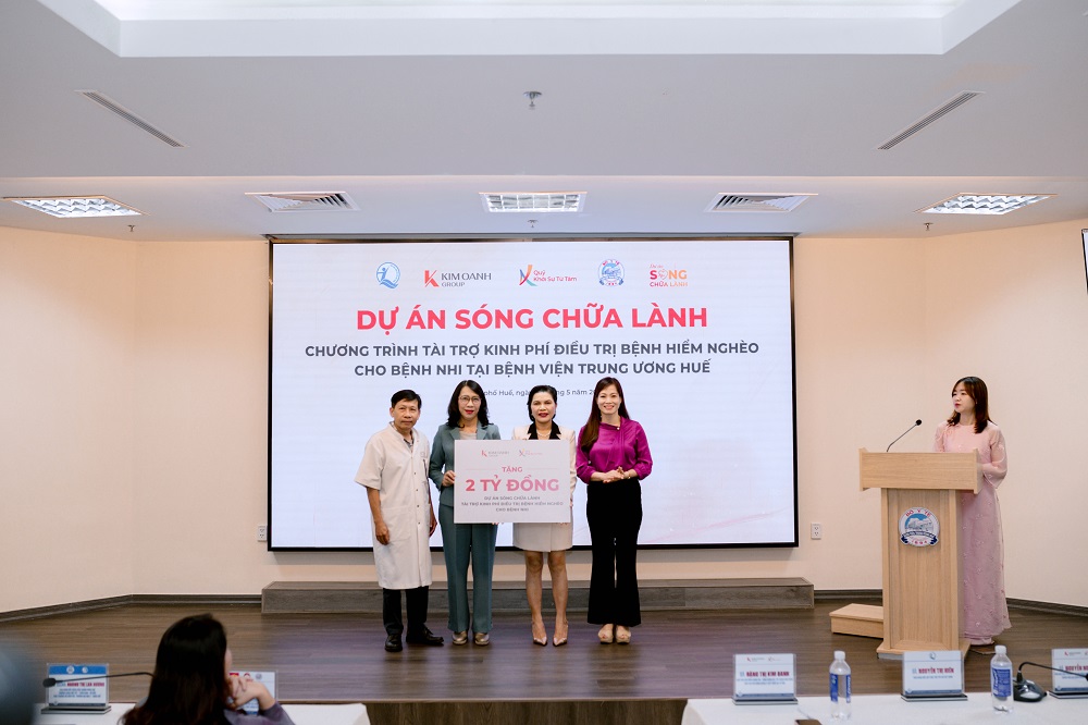 Bà Đặng Thị Kim Oanh - Chủ tịch HĐQT Kim Oanh Group và bà Nguyễn Thị Hiền - Phó giám đốc Quỹ Bảo trợ Trẻ em Việt Nam - Ảnh: Quỹ Khởi Sự Từ Tâm
