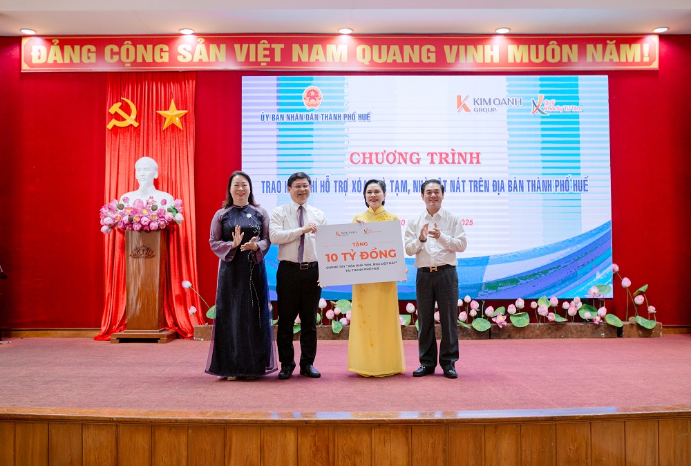 Bà Đặng Thị Kim Oanh - Chủ tịch Tập đoàn Kim Oanh, Chủ tịch HĐQL Quỹ Khởi Sự Từ Tâm - cùng ông Nguyễn Thuận - Phó chủ tịch HĐQT Tập đoàn Kim Oanh - Ảnh: Quỹ Khởi Sự Từ Tâm