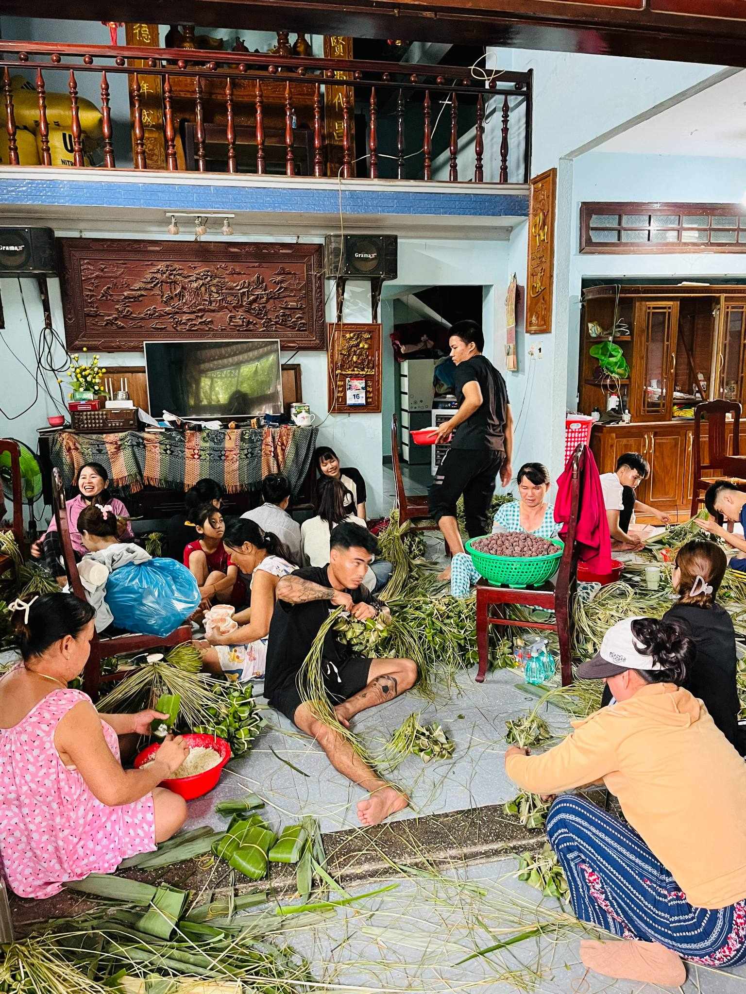 Các cô gái làng tôi đi lấy chồng, nhiều người mang nghề làng mình về theo xứ chồng. 