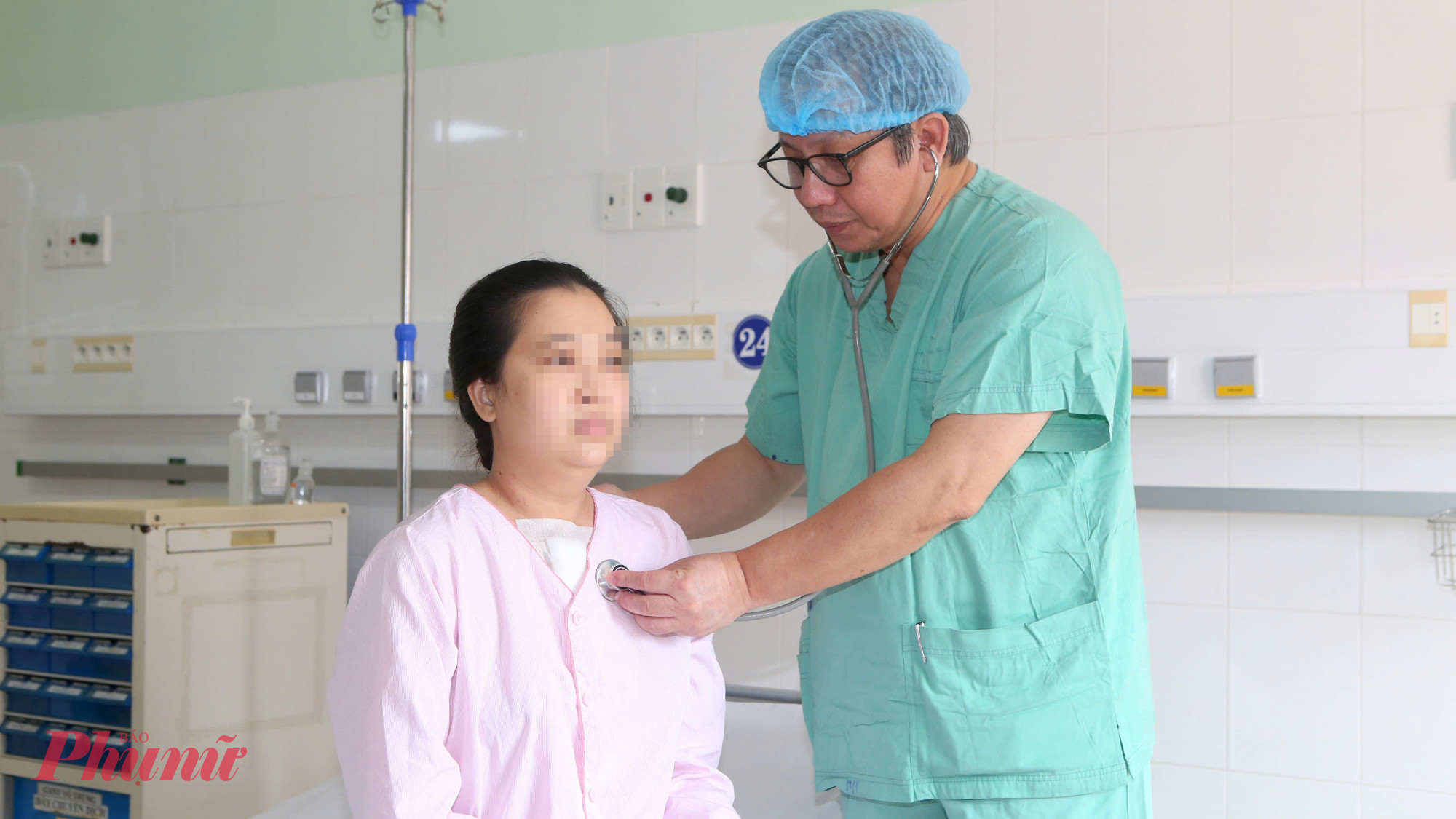 Bác sĩ kiểm tra trình trạng sức khẻo nữ bệnh nhân N.T.T.K, trước khi làm thủ tục xuất viện