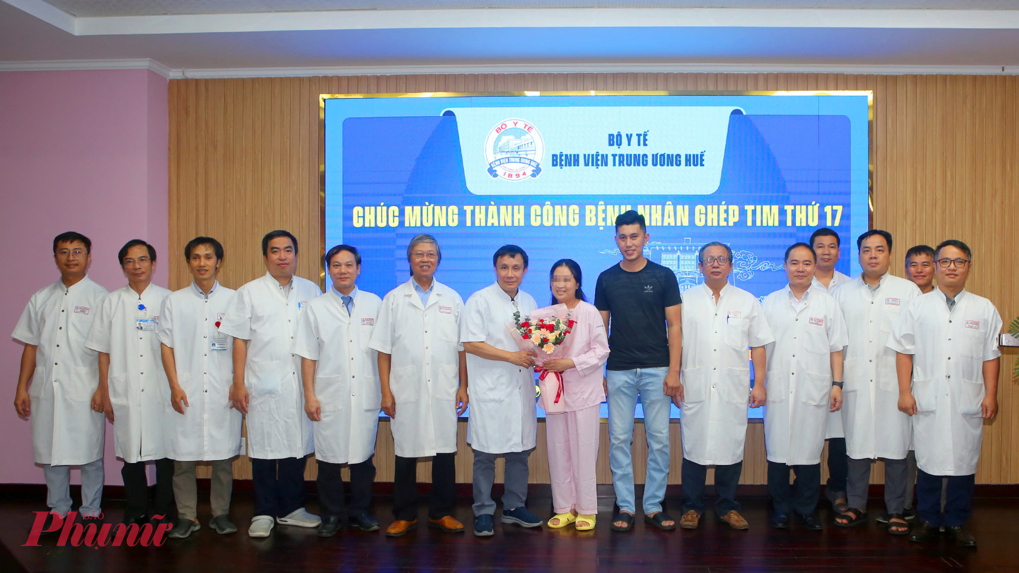 Bệnh viện Trung ương Huế chúc mừng nữ bệnh nhân N.T.T.K. Đây cũng là ca ghép tim lần thứ 17 thành công tại bệnh viện này