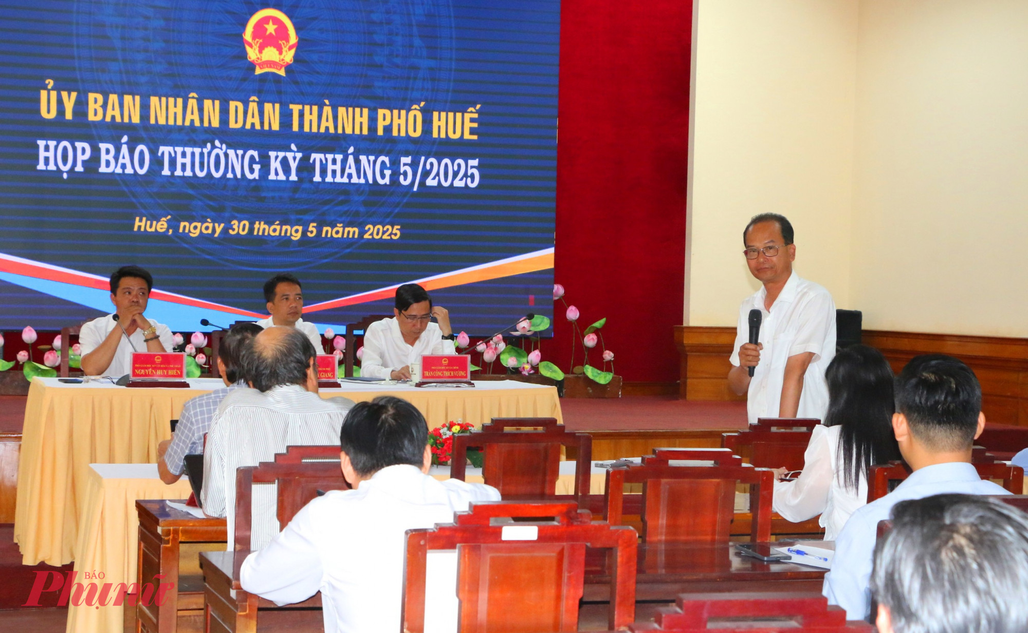 Ông Hoàng Việt Trung- Giám đốc Trung tâm BTDT cố đô Huế phát biểu tại họp báo