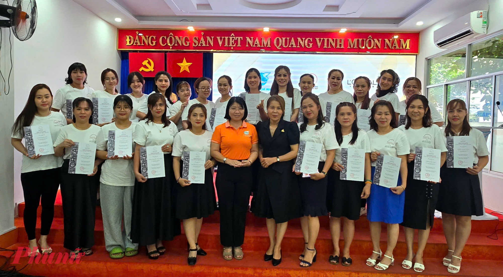 Lễ lễ trao giấy chứng nhận hoàn thành chương trình cấp 1 và đón nhận học viên mới của lớp đào tạo nghề tóc chuyên nghiệ từ chương trình đào tạo nghề làm đẹp “L’Oréal – Vì cuộc sống tốt đẹp hơn”.