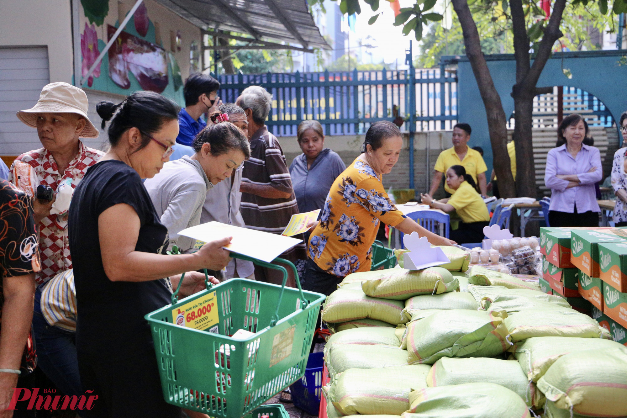 Người dân có hoàn cảnh khó khăn mua sắm tại siêu thị yêu thương sáng 31/5 - Ảnh: Thanh Tâm