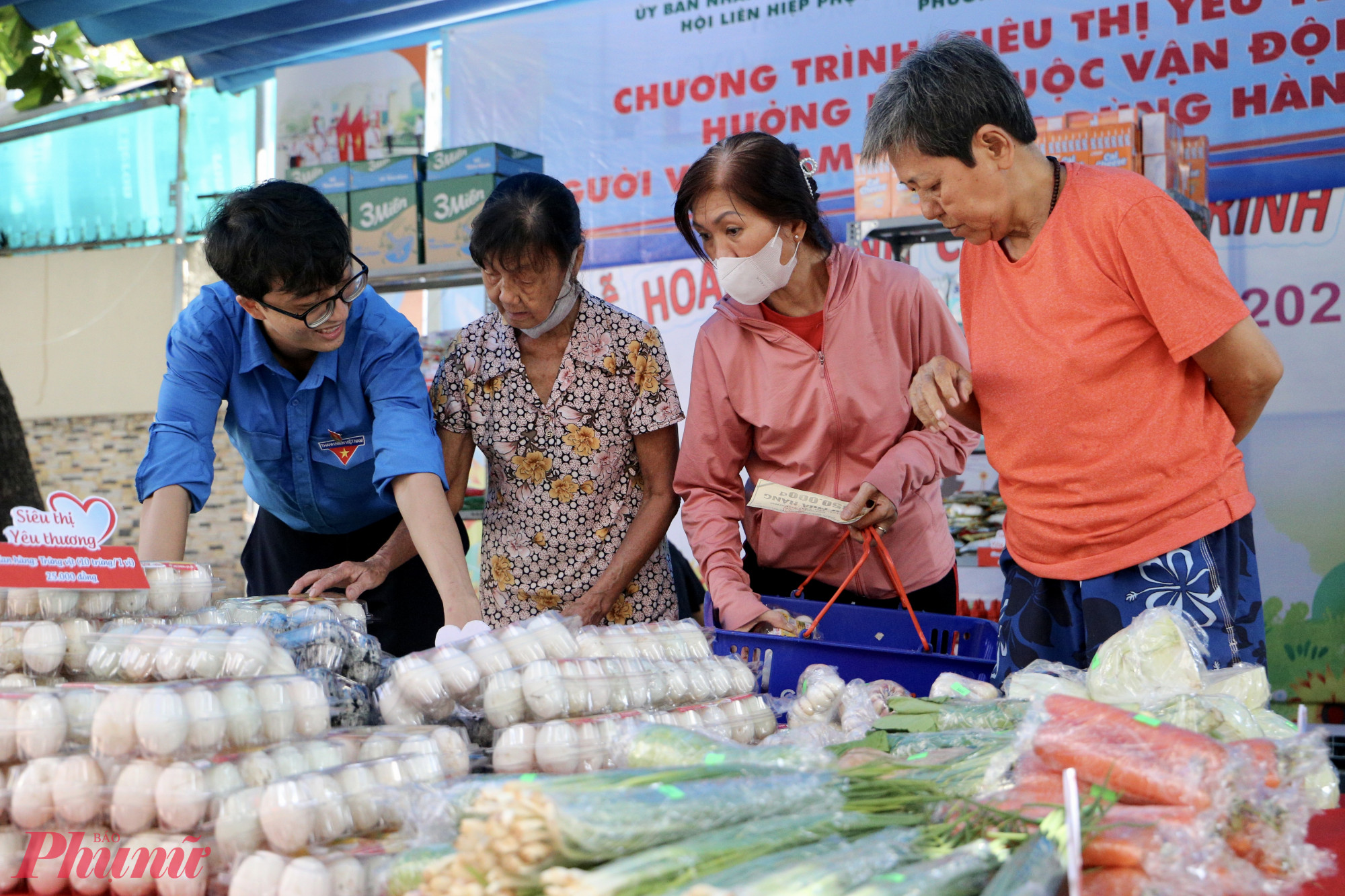 Không phát quà theo túi cố định, mô hình siêu thị yêu thương giúp người dân chọn đúng thứ mình cần trong không gian thân thiện - Ảnh: Thanh Tâm