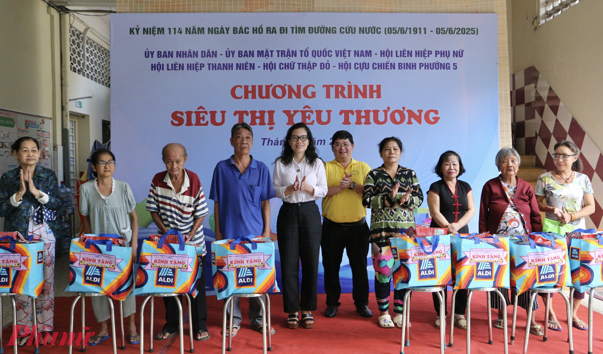 Bà Nguyễn Thị Minh Phượng - Phó Chủ tịch UBND quận 5 và ông Võ Thành Tới - Chủ tịch UBND phường 5 trao quà cho các hộ dân có hoàn cảnh khó khăn - Ảnh: Thanh Tâm