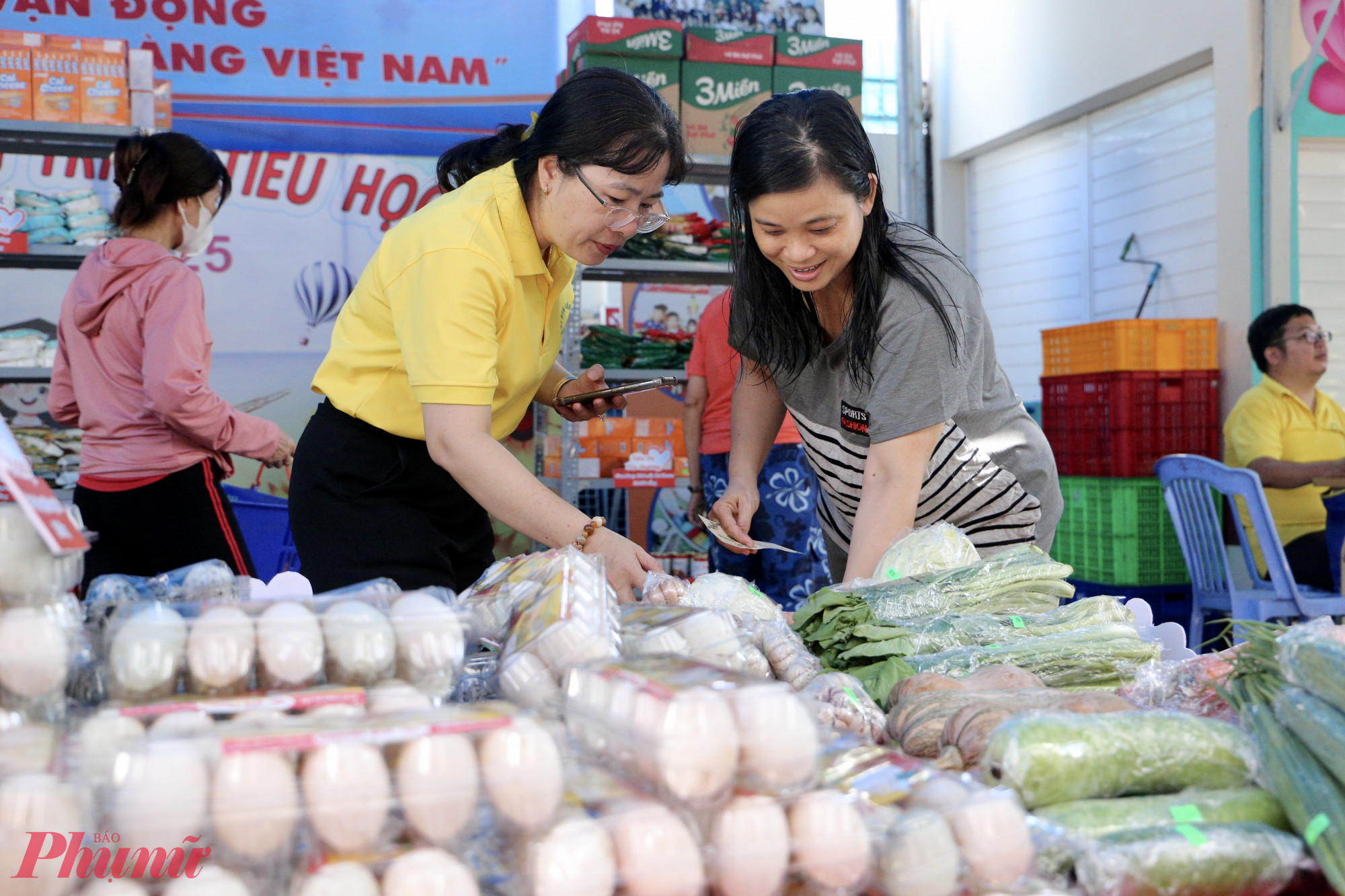  Nhiều sản phẩm được đưa vào siêu thị để phục vụ nhu cầu mua sắm của người dân có hoàn cảnh khó khăn - Ảnh: Thanh Tâm