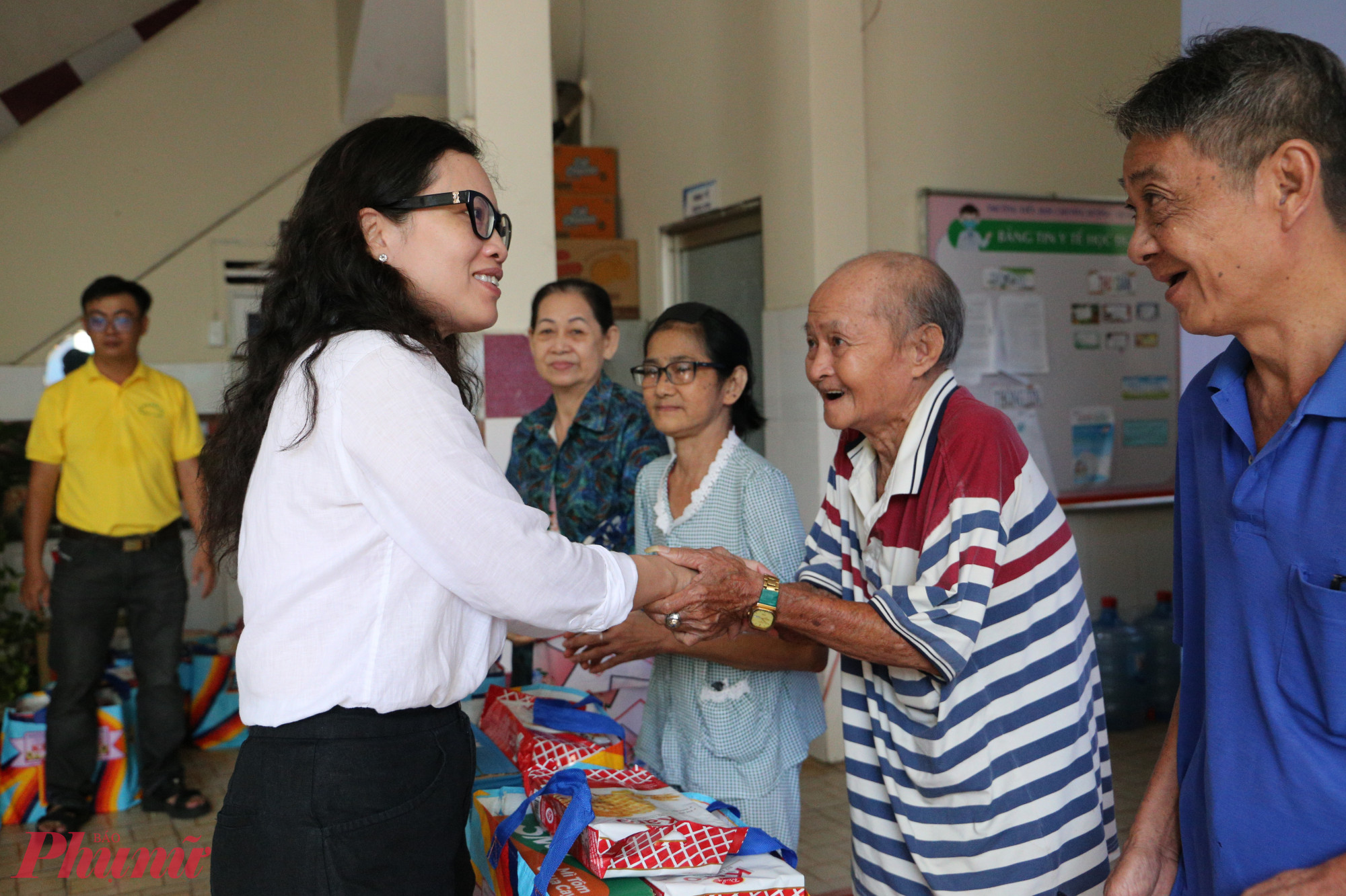 Bà Nguyễn Thị Minh Phượng - Phó Chủ tich UBND quận 5 thăm hỏi động viên hộ dân có hoàn cảnh khó khăn - Ảnh: Thanh Tâm