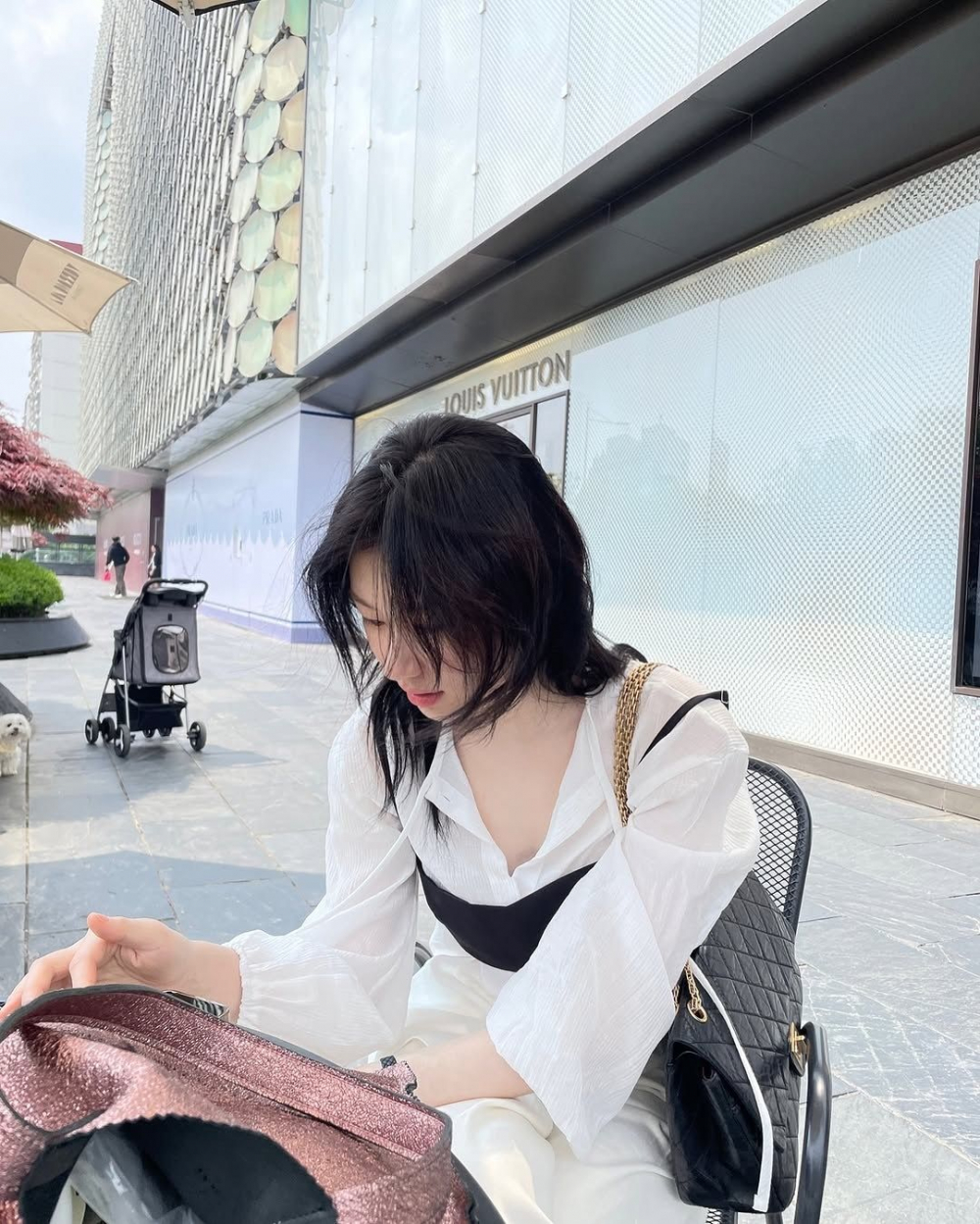 Không phải ai cũng sẵn sàng diện áo hai dây một cách trực diện và Chaeryeong là minh chứng cho việc bạn vẫn có thể trông sành điệu khi chọn phương án “kín đáo” hơn. Cô nàng yêu thích phong cách layer, phối áo croptop cùng sơ mi trắng xuyên thấu dáng rộng. Set đồ tạo cảm giác vừa trẻ trung, vừa nữ tính mà vẫn tránh được cảm giác “quá hở”. Với những ai vẫn chưa tự tin diện item này, đây là cách “nhập môn” hoàn hảo.