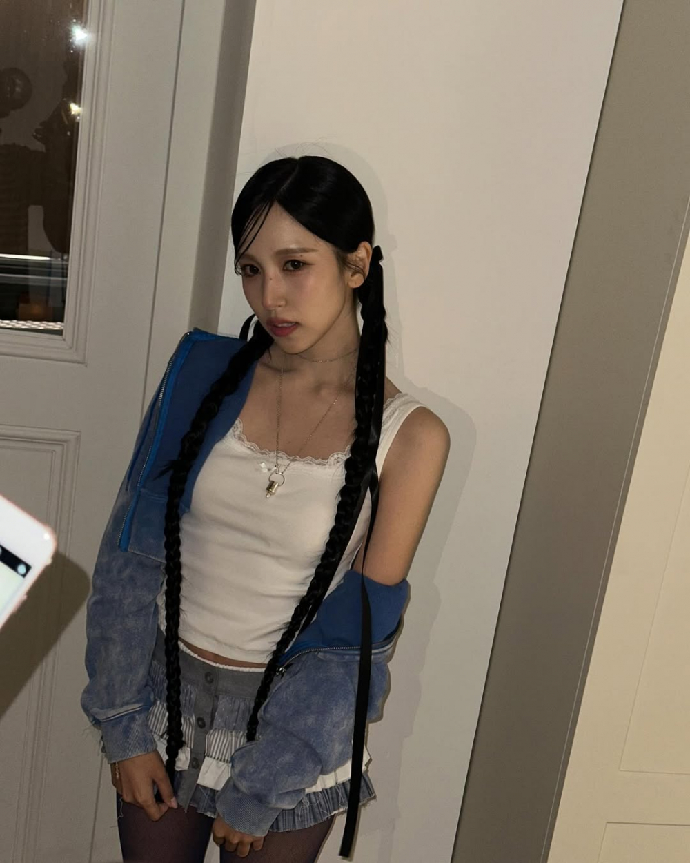 Mina của TWICE mang đến hình ảnh nhẹ nhàng và thanh lịch khi diện áo hai dây dáng ôm kết hợp cùng chân váy mini chữ A. Với phần dây mảnh và chất liệu lụa nhẹ, chiếc áo tôn lên bờ vai thon và vòng eo nhỏ nhắn, trong khi chân váy ngắn giúp đôi chân trông dài hơn, tạo hiệu ứng tổng thể cân đối và mềm mại. Điểm cộng là Mina luôn chọn những gam màu trung tính như trắng ngà, be, xanh pastel, vừa tinh tế vừa phù hợp với làn da sáng. Outfit này rất lý tưởng cho các buổi cafe chiều, dạo phố hoặc hẹn hò mùa Hè đủ thoải mái mà vẫn giữ được nét chỉn chu, nữ tính.