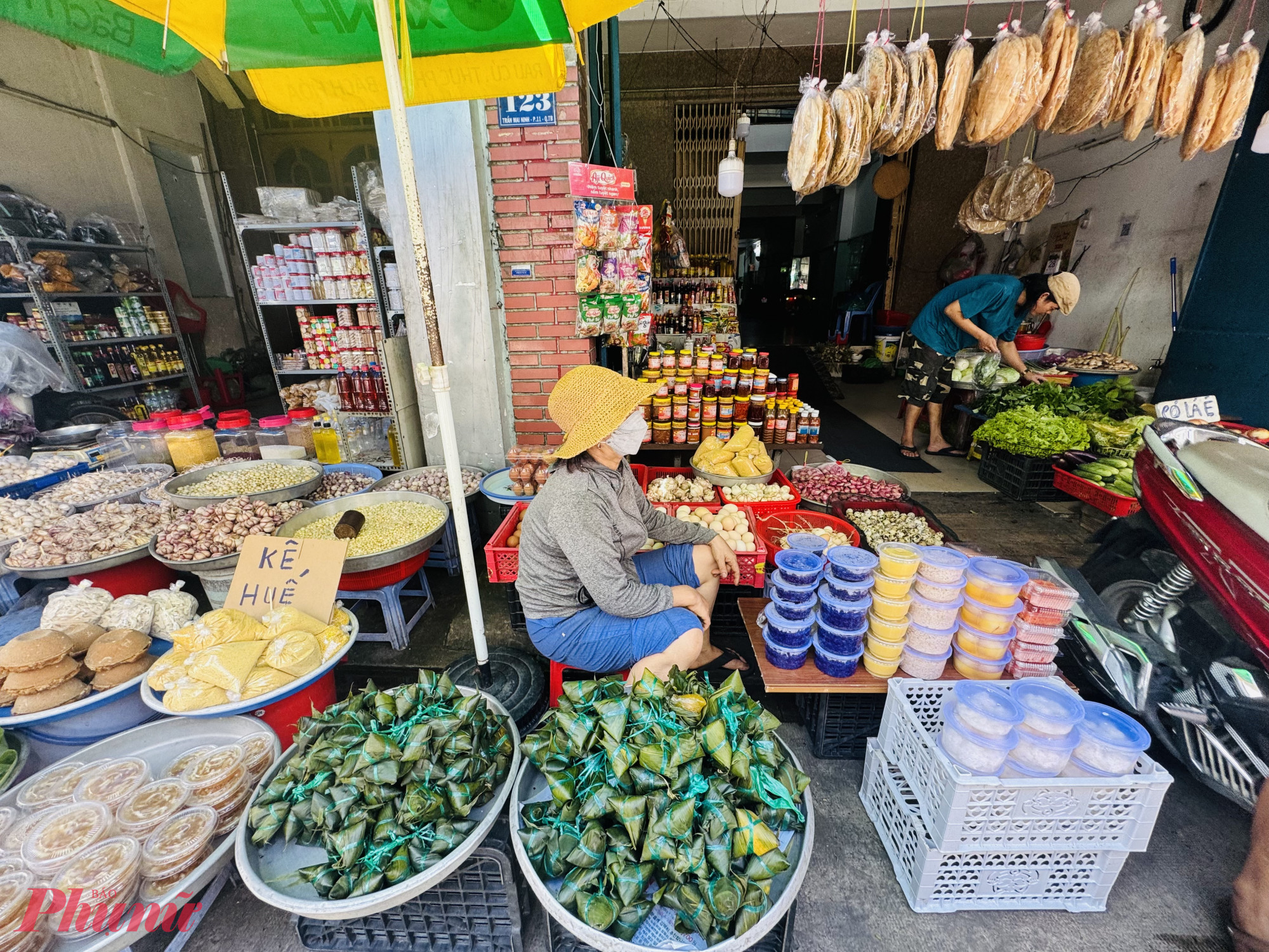 Số lượng bánh tại các sạp, các cửa hàng cũng ít hơn mọi năm
