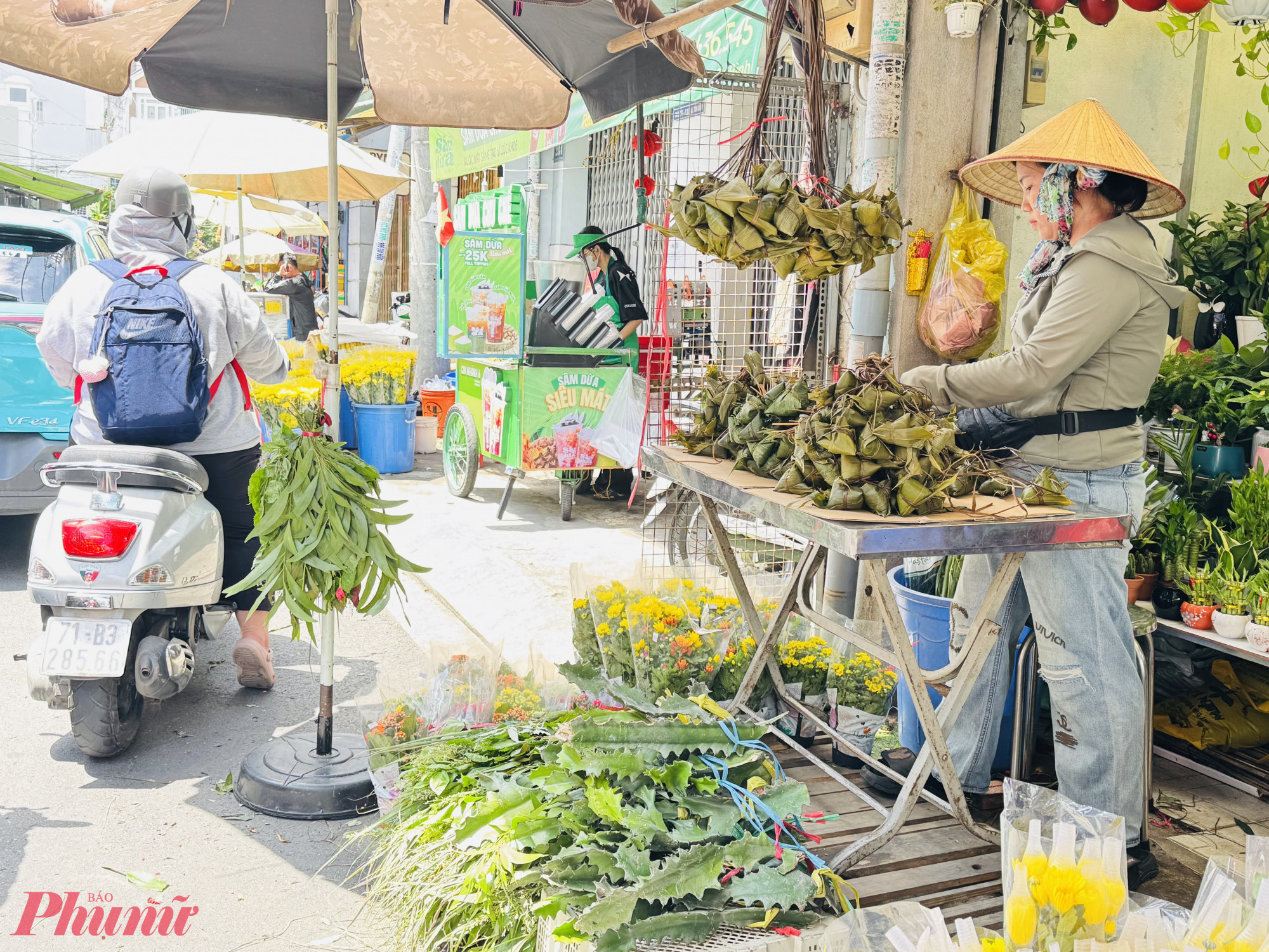 Trong sáng ngày 31/5, dù là ngày tết Đoan ngọ nhưng không khí mua sắm lễ vật tại chợ Bà Hoa (quận Tân Bình, TPHCM) khá trầm lắng. 