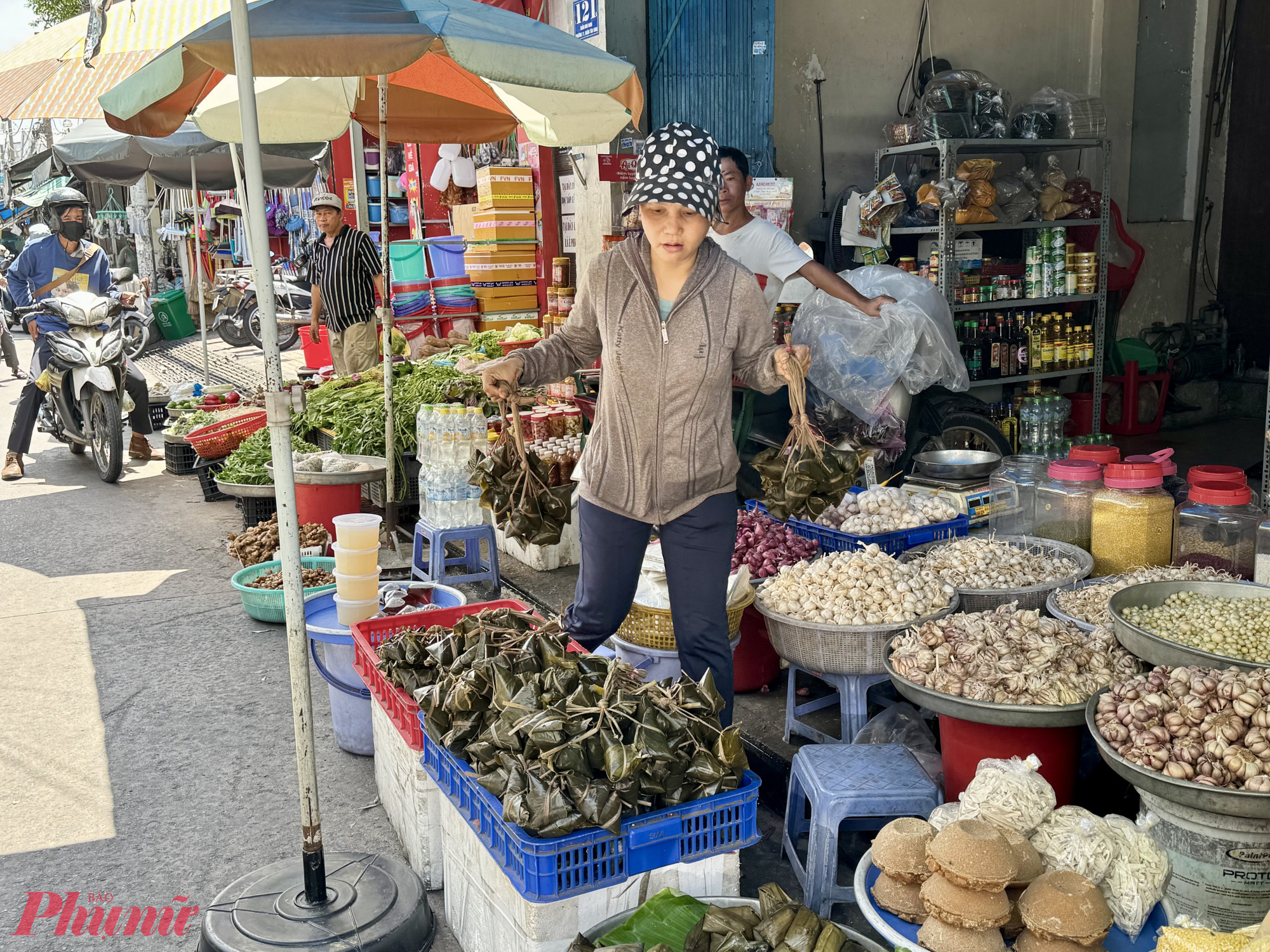 Bánh ú tro tại đây có hai loại, một loại từ miền Trung như Hội An, Quảng Ngãi được gói từ lá nhung. Loại còn lại là từ Tây N