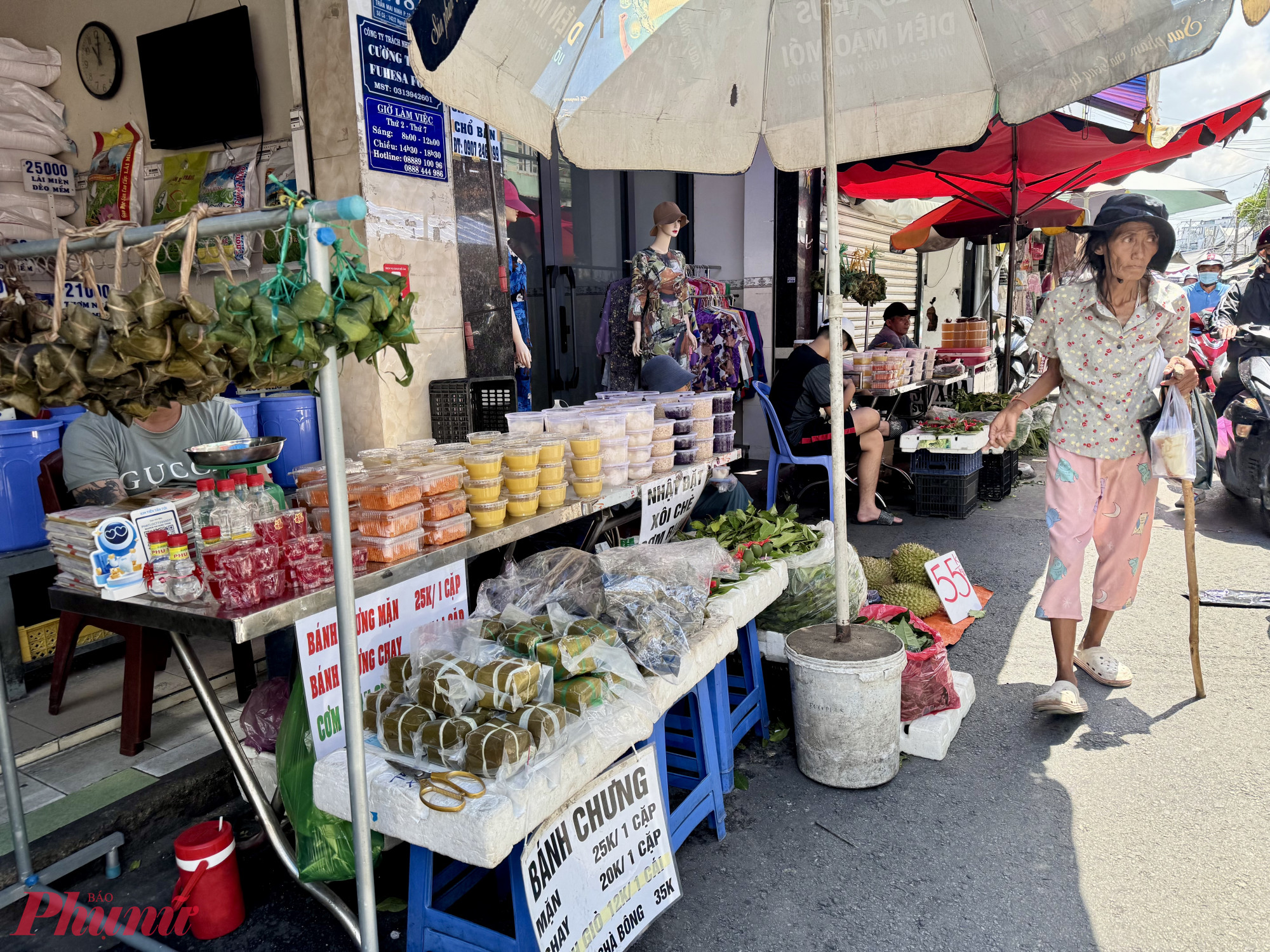 Các loại chè, cơm rượu có giá từ 15.000 - 20.000 đồng/phần, song cũng ế ẩm. 