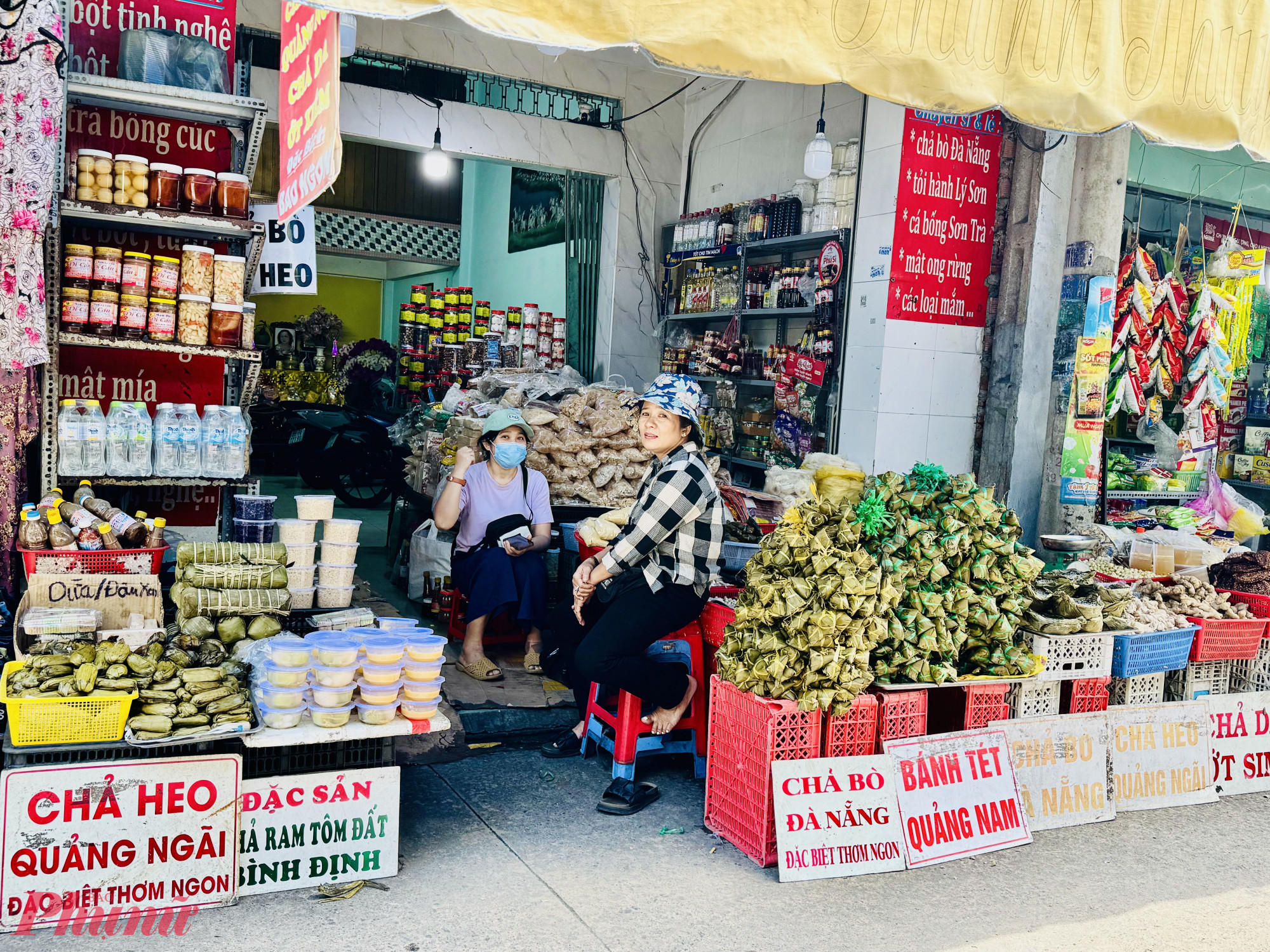 Có những thời điểm, tại một số cửa hàng không một bóng khách, người bán ngồi tám chuyện với nhau