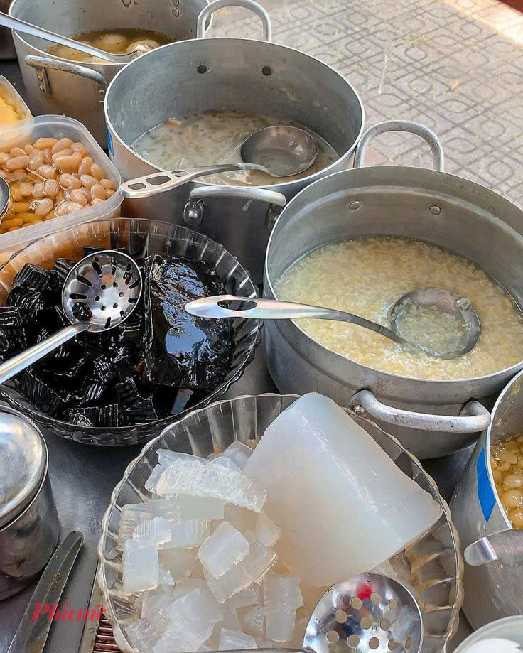 Chè có giá 15.000 đồng/phần. Tiểu thương tại chợ An Nhơn cho biết, khách mua chè nhiều hơn là mua bánh 