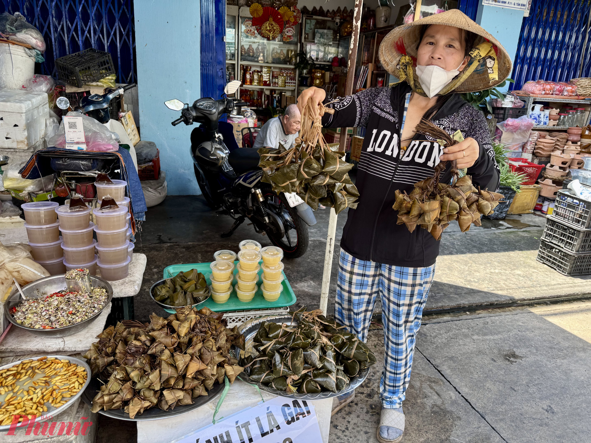 Chị Nguyệt, tiểu thương tại chợ Bà Hoa cho biết, so với năm trước, giá bánh ú trong không đổi dù các nguyên liệu gói bánh đều tăng giá. Nguyên nhân là do tiểu thương biết sức mua sẽ giảm nên không dám tăng giá. Mọi năm, khách sắm đủ lễ vật như bánh ú, chè, cơm rượu, lá đuổi muỗi... 