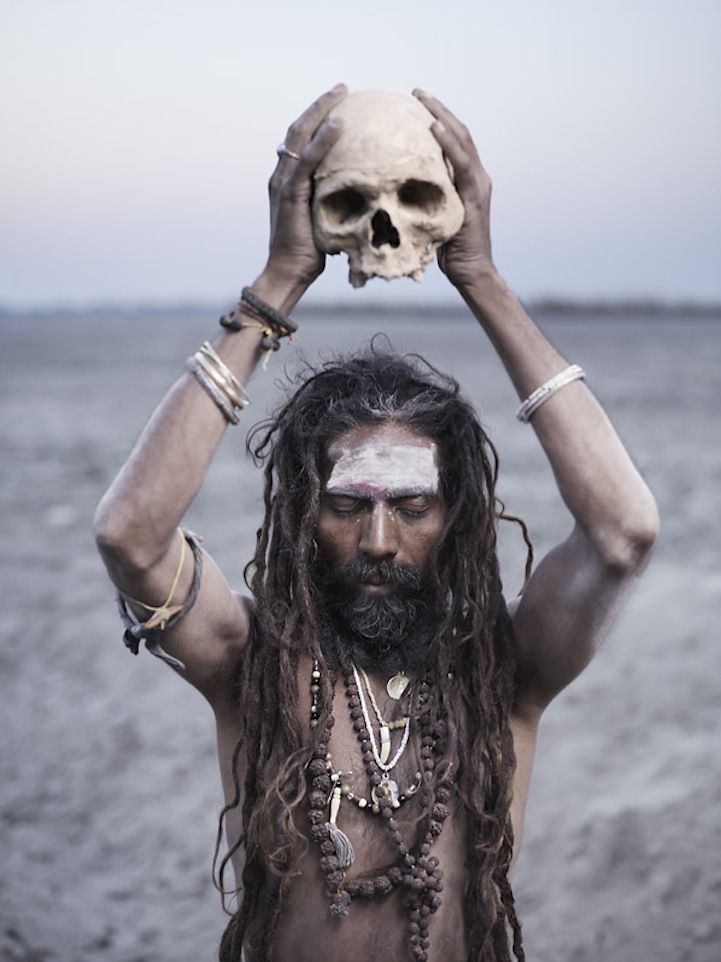 Các Aghori cấp cao dùng đầu lâu thi thể làm bát