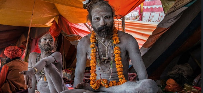 Các Aghori bôi tro hỏa táng lên người để mong đạt cảnh giới giải thoát