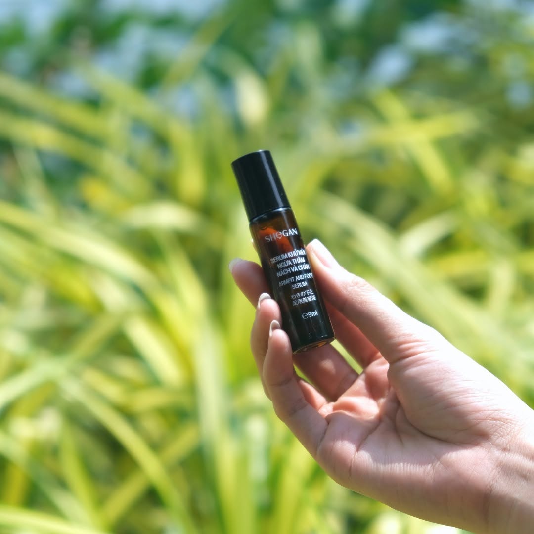 Serum khử mùi thuần chay Shegan: chứa thành phần thuần thiên nhiên dịu nhẹ và lành tính như: tinh dầu lá trầu không, chiết xuất hoa oải hương, lá hương thảo, tinh dầu bạc hà, Niacinamide, Allantoin,...  Sản phẩm không chỉ hỗ trợ khử mùi và giảm mồ hôi hiệu quả, mà còn hỗ trợ dưỡng trắng, ngừa thâm nách hiệu quả, phù hợp cho mọi loại da, kể cả da nhạy cảm như mẹ bầu và mẹ bỉm, mang lại sự yên tâm khi sử dụng.