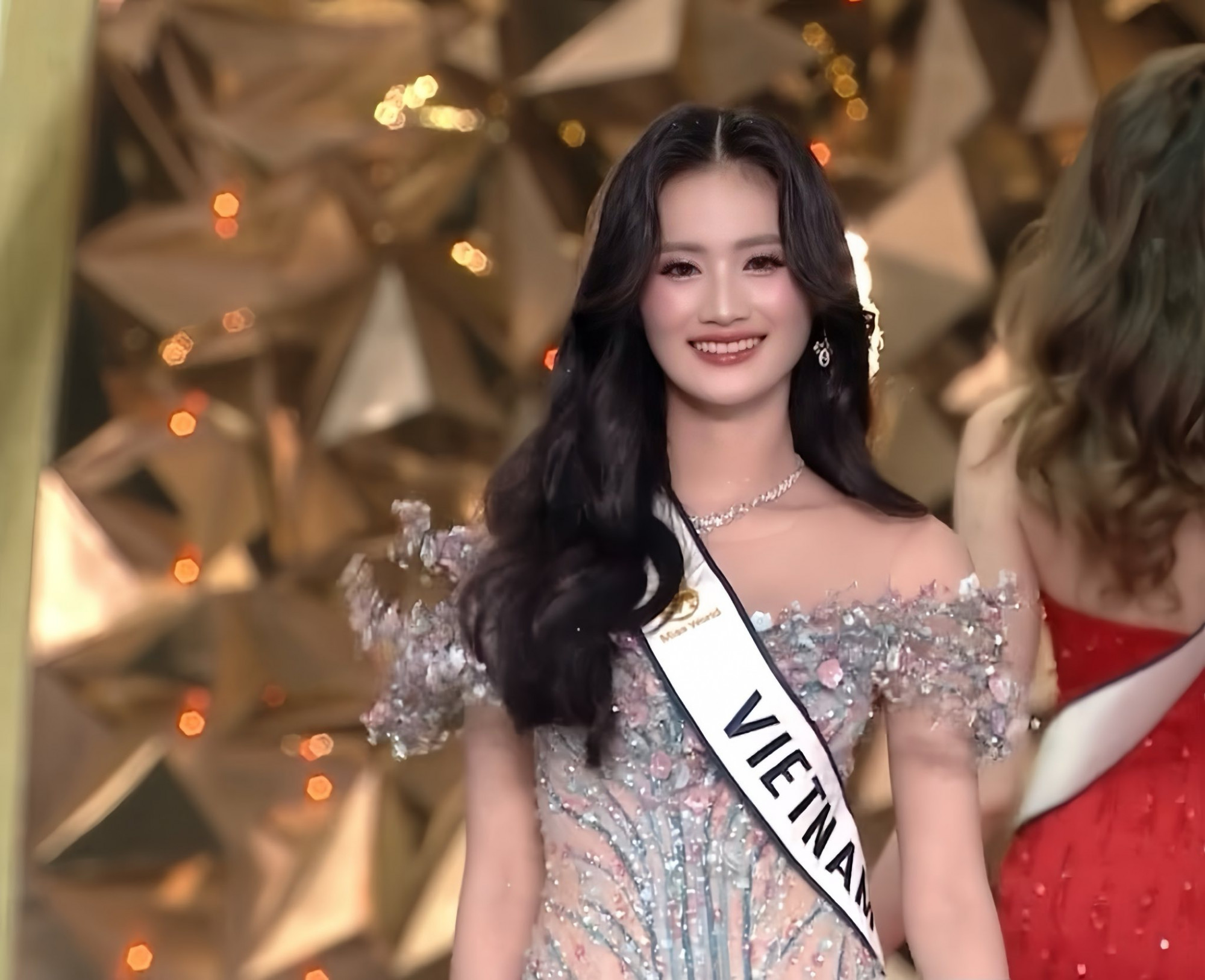 Hoa hậu Ý Nhi diện váy dạ hội xuất hiện trong đêm chung kết Hoa hậu Thế giới 2025