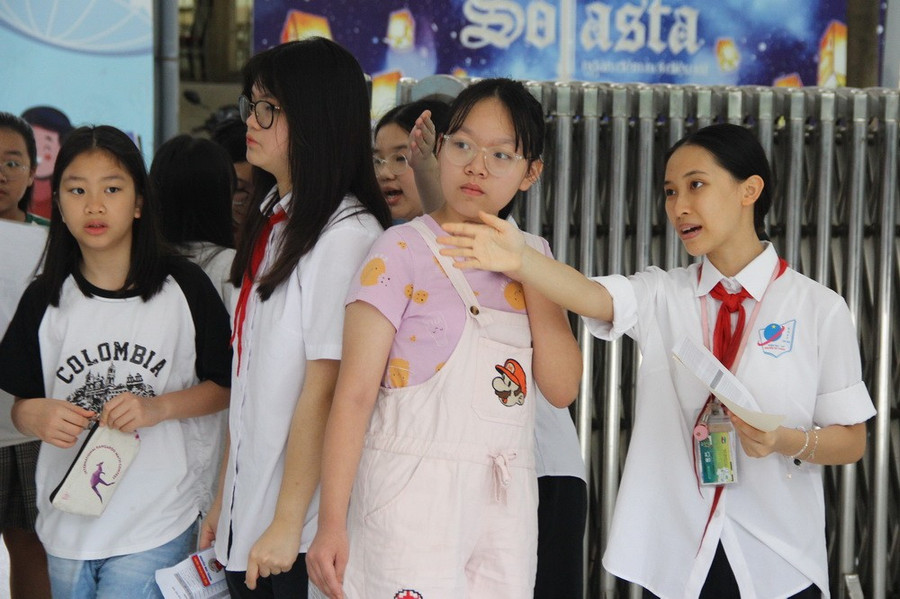Thí sinh được hướng dẫn tại điểm thi. Ảnh: Minh Phong