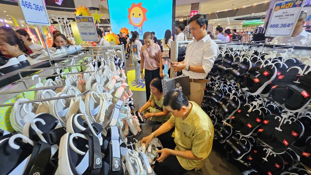 Khu vực trưng bày sản phẩm thương hiệu Helio by Biti’s tại Aeon Tân Phú Celadon - Ảnh: Thùy Dương