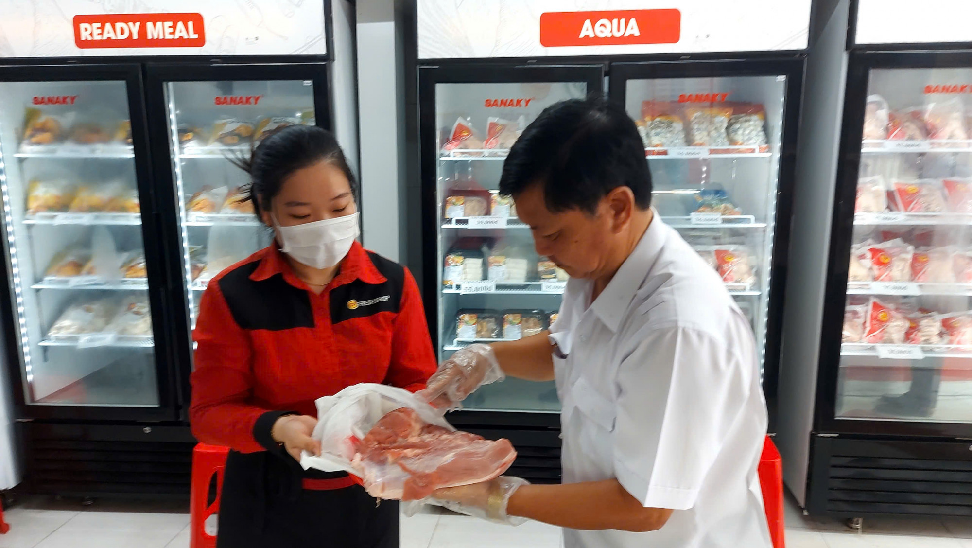 Đoàn kiểm tra thực phẩm tại cửa hàng F ngày 30/5 - Ảnh CTV