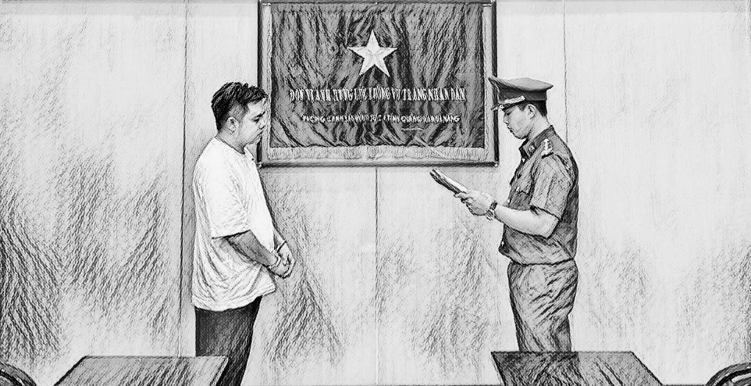 Công an đọc lệnh khởi tố bị can