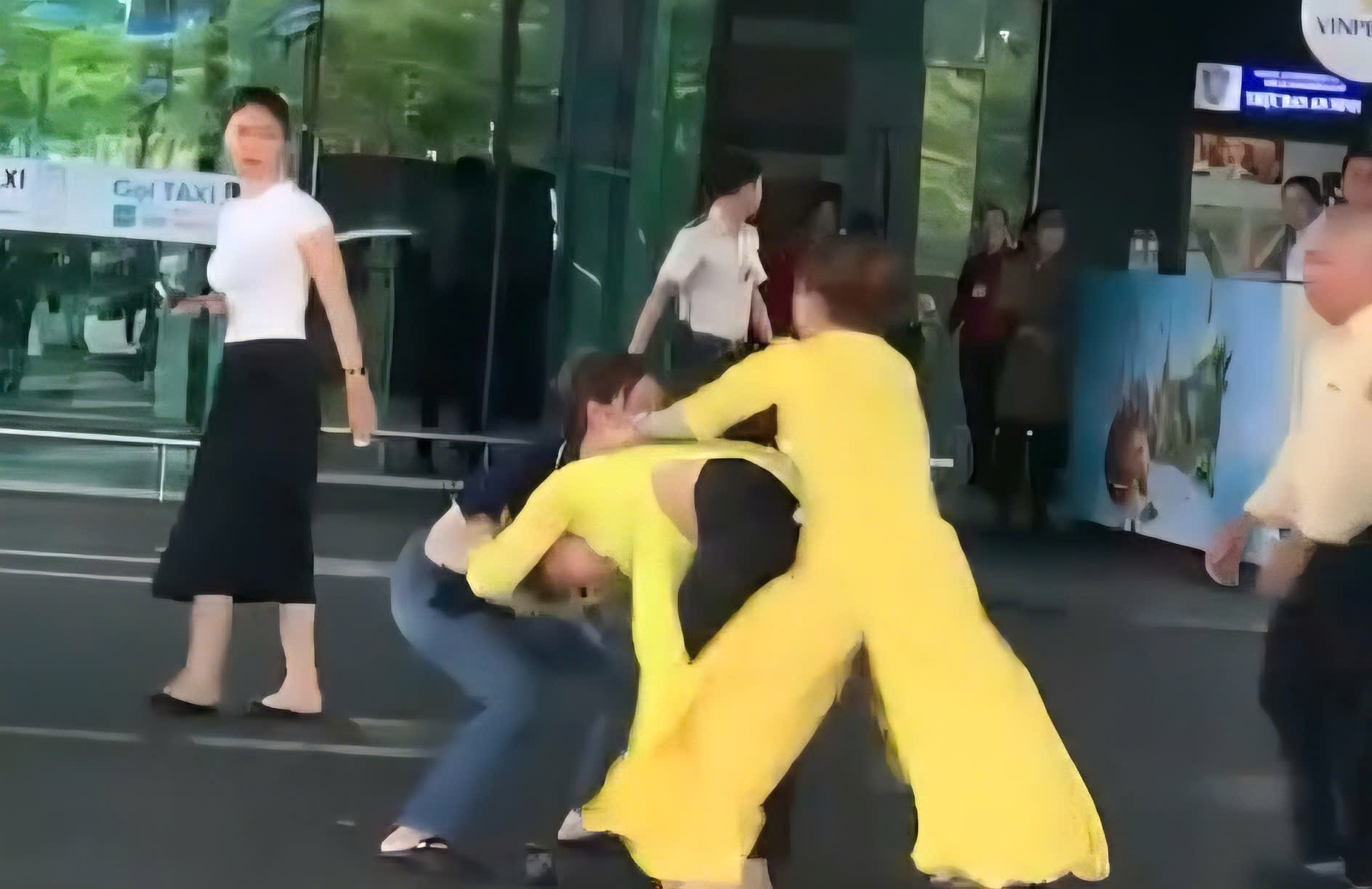 Hình ảnh 2 nữ nhân viên đánh nhau ở nhà ga quốc tế Cảng Hàng không quốc tế Phú Quốc 