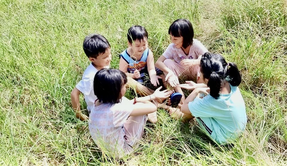 Hoàn cảnh đơn chiếc nhiều gia đình khó cho con 1 mùa hè vui chơi thỏa thích. Ảnh Diệu Hiền