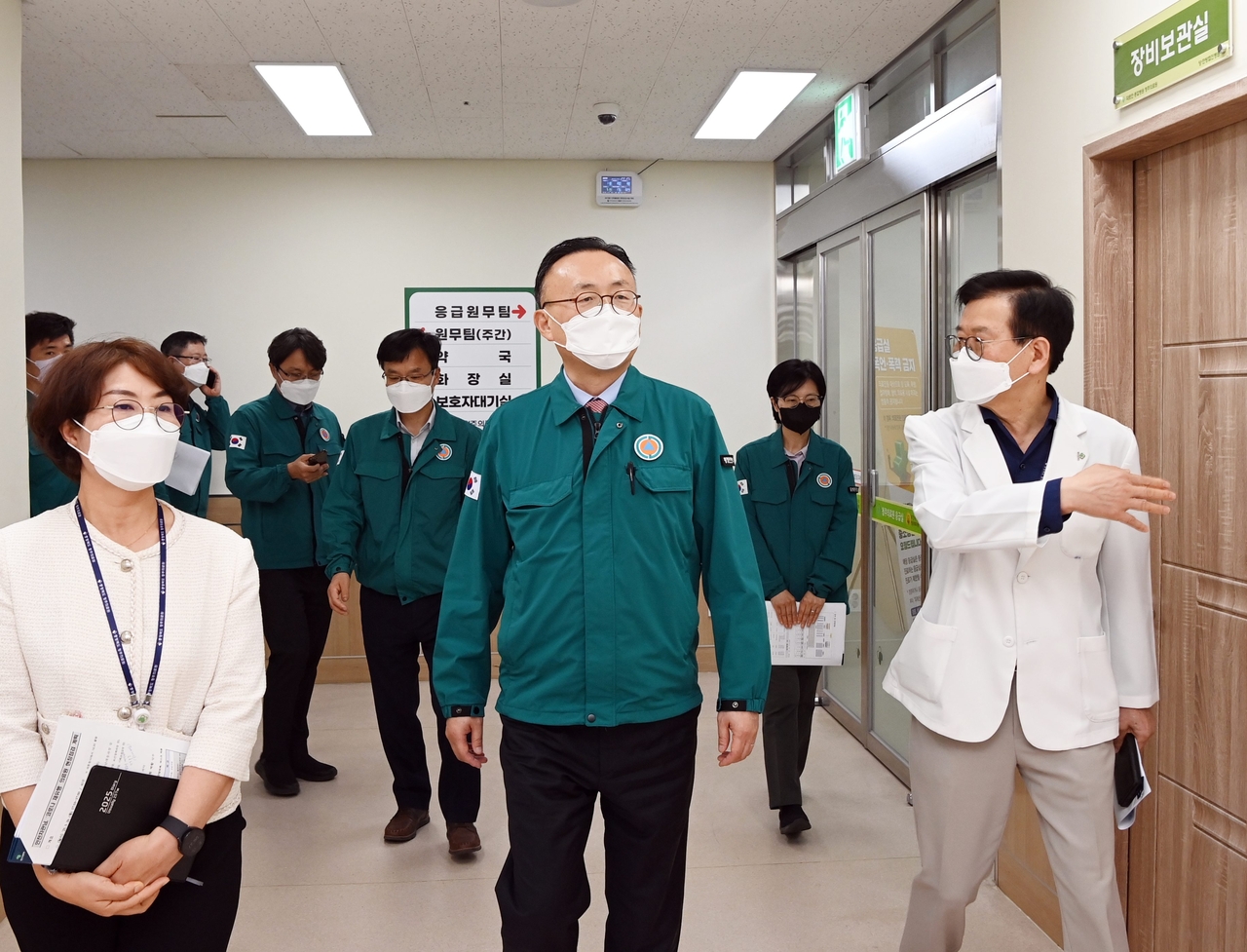 Hàn Quốc kêu gọi người trên 65 tuổi tiêm phòng vắc xin COVID-19 - Ảnh: Yonhap