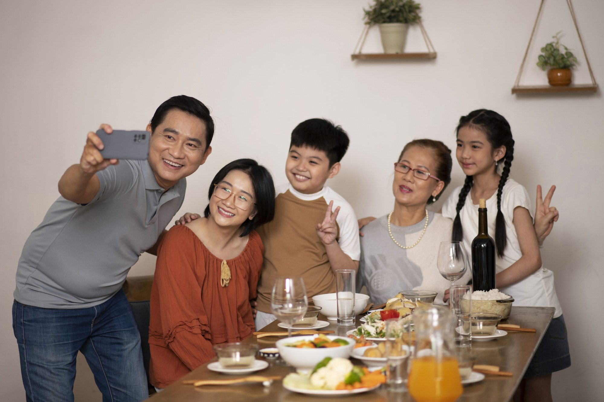 Trong khi gia đình chồng vui vẻ bên bàn ăn. Ảnh Freepik.com