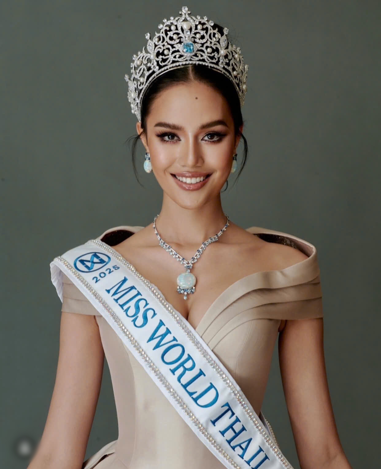 Trong đêm chung Miss World 2025 diễn ra tại Ấn Độ, mỹ nhân Thái Lan Opal Suchata 