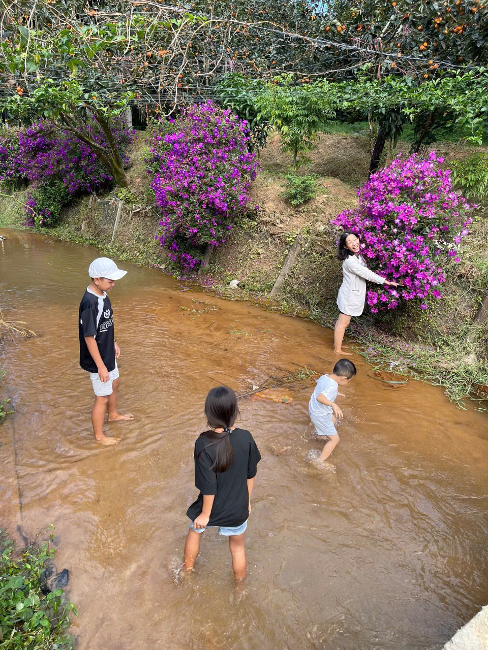 "Tour hè" nội - ngoại Dòng nước mát lành của quê hương như vòng tay yêu thương của mẹ. (ảnh: Nhật Đăng)