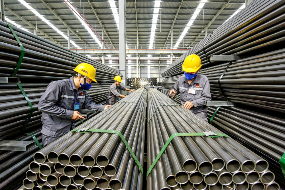 Doanh nghiệp tư nhân mong chờ lực đẩy từ Nghị quyết 68 Để phát triển, những doanh nghiệp tư nhân như Công ty cổ phần Tập đoàn Hoa Sen đã phải vượt qua muôn trùng khó khăn. Trong ảnh: Công nhân tại xưởng sản xuất tôn thép của Công ty cổ phần Tập đoàn Hoa Sen ở tỉnh Bình Dương đang kiểm tra chất lượng sản phẩm trước khi xuất ra thị trường ẢNH: MAI CA