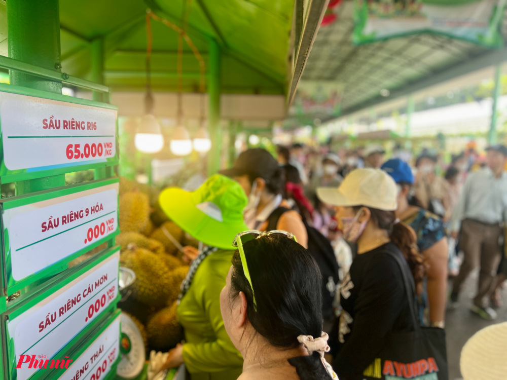 Ghi nhận trong ngày khai mạc, sầu riêng được bán với giá chỉ 65.000 đồng/kg – thấp hơn khoảng 15.000-25.000 đồng/kg so với giá phổ biến tại các chợ và siêu thị TP.HCM. Chôm chôm giá 20.000 đồng/kg, trong khi giá thị trường khoảng 35.000 đồng/kg. Vải thiều Lục Ngạn được chào bán ở mức 64.000 đồng/kg, vải nếp chỉ 43.000 đồng/kg. Đặc biệt, bơ sáp Đắk Lắk – loại trái cây đang vào mùa – có giá chỉ 20.000 đồng/kg, khiến nhiều du khách không ngần ngại mua với số lượng lớn để biếu tặng hoặc mang về sử dụng.