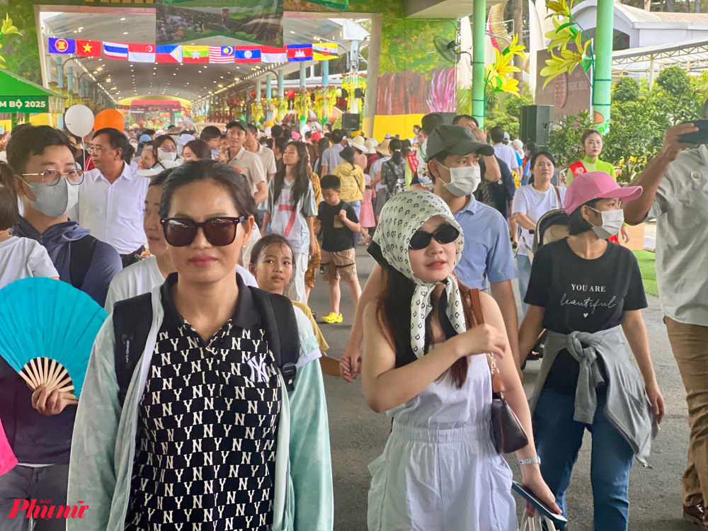 Chị Nguyễn Thị Huệ (du khách đến từ Bình Định) lần đầu tham dự lễ hội không giấu được sự hào hứng: “Tôi thật sự bất ngờ trước không khí lễ hội sôi nổi và số lượng trái cây phong phú, giá rẻ hơn bên ngoài rất nhiều. Tôi chắc chắn sẽ giới thiệu lễ hội này đến người thân và bạn bè để mọi người có cơ hội trải nghiệm.”