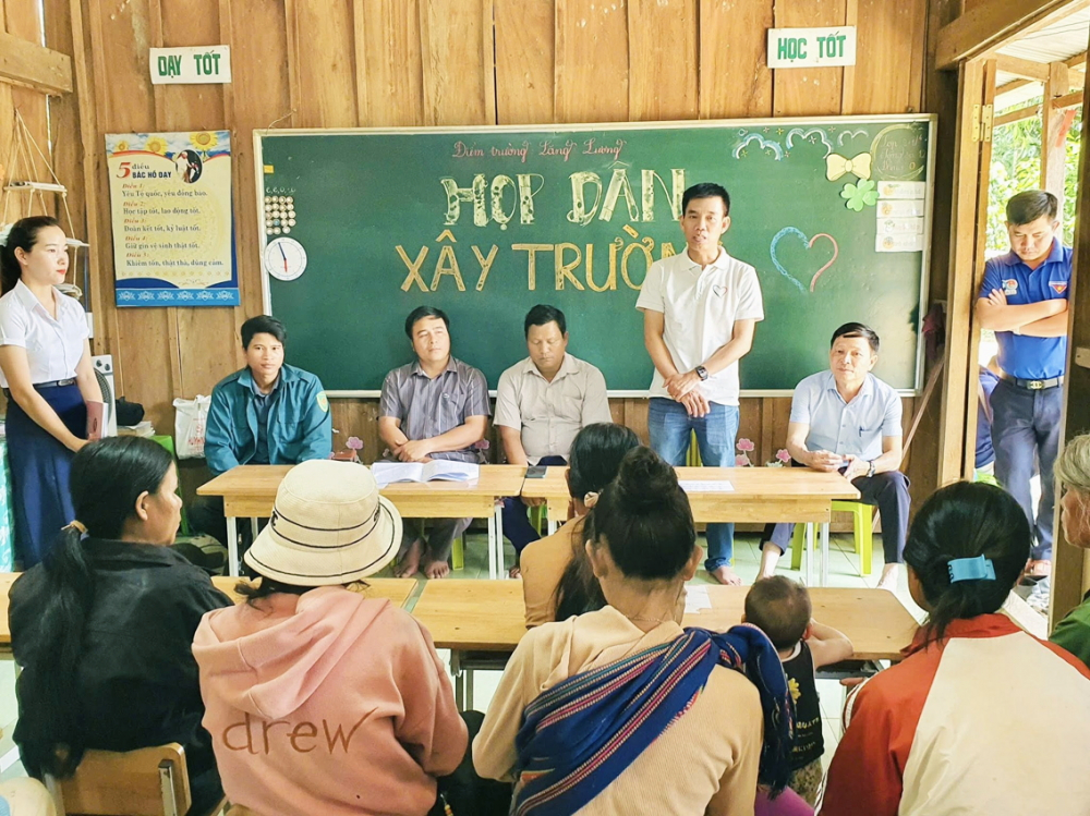 Chàng kỹ sư viết ước mơ cho trẻ em vùng cao Câu lạc bộ Bạn Thương Nhau và chính quyền xã Trà Tập, huyện Nam Trà My, tỉnh Quảng Nam họp dân để bàn chuyện xây điểm trường Răng Chuỗi và Lăng Lương năm 2025